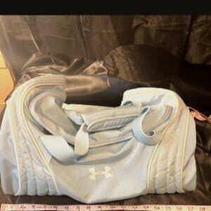 Vintage Under Armour Baby / Medium sized Light Powder Blue Ladie’s Gym Bag